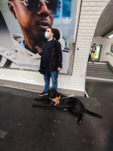 Themis est couché sur le quai du métro a côté de son bénéficiaire