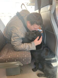 Christian embrasse Telma sur la tête, au pied du siege du train