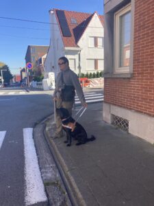 Telma assise au bord du trottoir avec son bénéficiaire, Christian