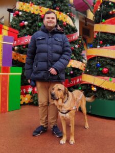 Buddha est aux côté de Lucas, devant un sapin de noel