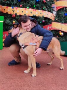 Lucas enlace bouddha devant une sapin de noel
