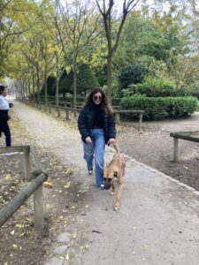 Gustave guide sa bénéficiaire sur un chemin de terre dans un parc
