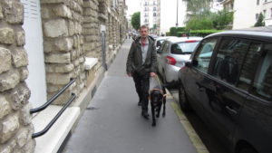 Lipton guide son bénéficiaire sur un trottoira
