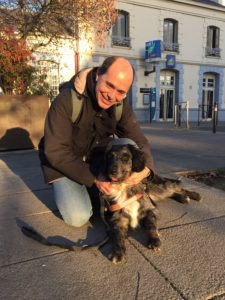 Milka est couché, caliné par son bénéficiaire