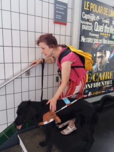 Mouchka s'apprete a descendre les escalier du métro avec sa bénéficiaire