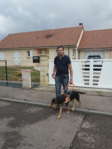 Nana descend un trottoir avec son bénéficiaire