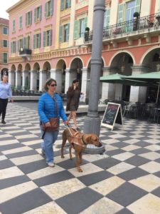 Nasila guide sur un trottoir en damier