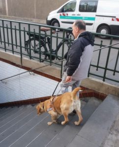 naska descend les escalier du metro avec son bénéficiaire