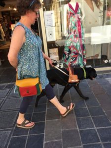 Nelson guide le long d'une boutique