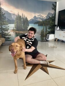 Ouragan, est debout sur le carrelage avec son maitre qui le gratte