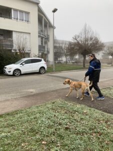 Pims guide son bénéficiaire dans la rue