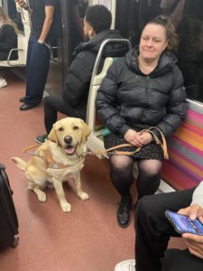 Tempo est assis a coté du bénéficiaire dans le métro