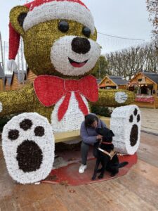 Texas et sa bénéficiaire posent devant une grande sculpture florale en forme d'ours