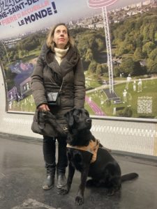 totem est assis devant sa bénéficiaire