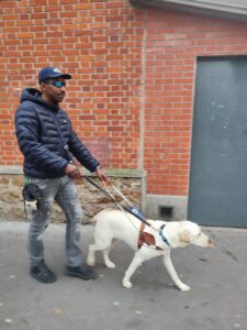 Ubby guide Hugo, le long d'un mur en brique rouges