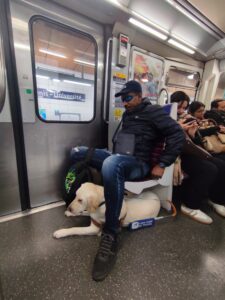 Ubby couché sous hugo dans métro