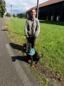 Aïko fille de Tawa et d’un flatcoat noir, avec Isabelle sa FA