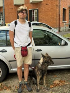 Seven Berger hollandais croisé berger allemand, 10 mois et demi et Alexandre sa famille d’accuei