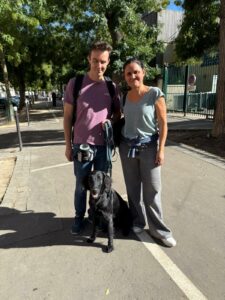 Valia flatcoat noir de 7 mois, avec Nicolas et Aitana sa FA tutelle