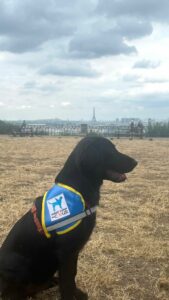 Aaron 6 mois devant tour eiffel avec dossard CIE