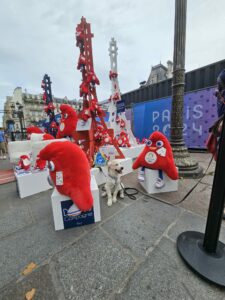 Vaiana est assise autour de deux Friges, les mascottes des JO2024